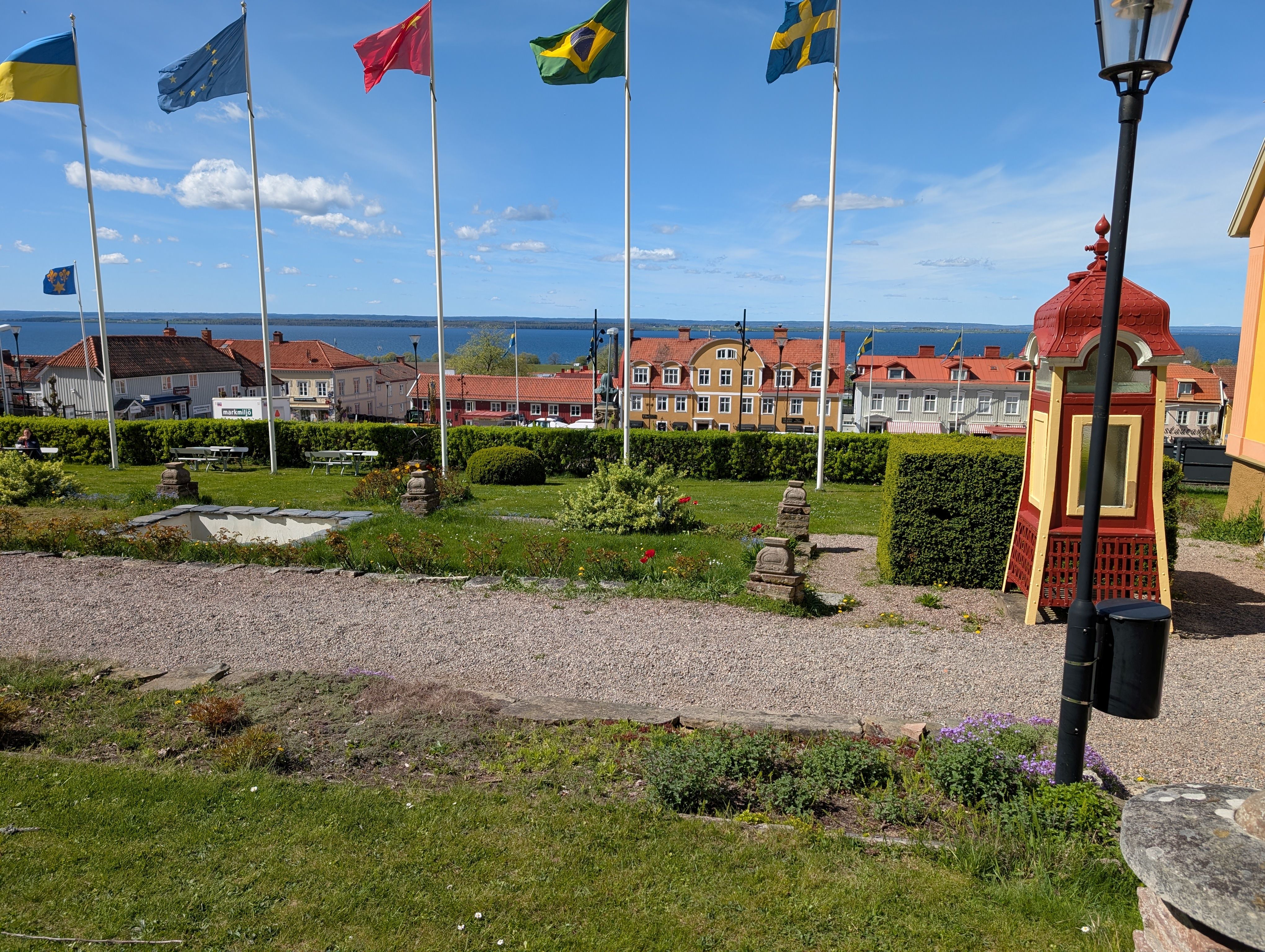 En grusgång med flaggstänger bakom