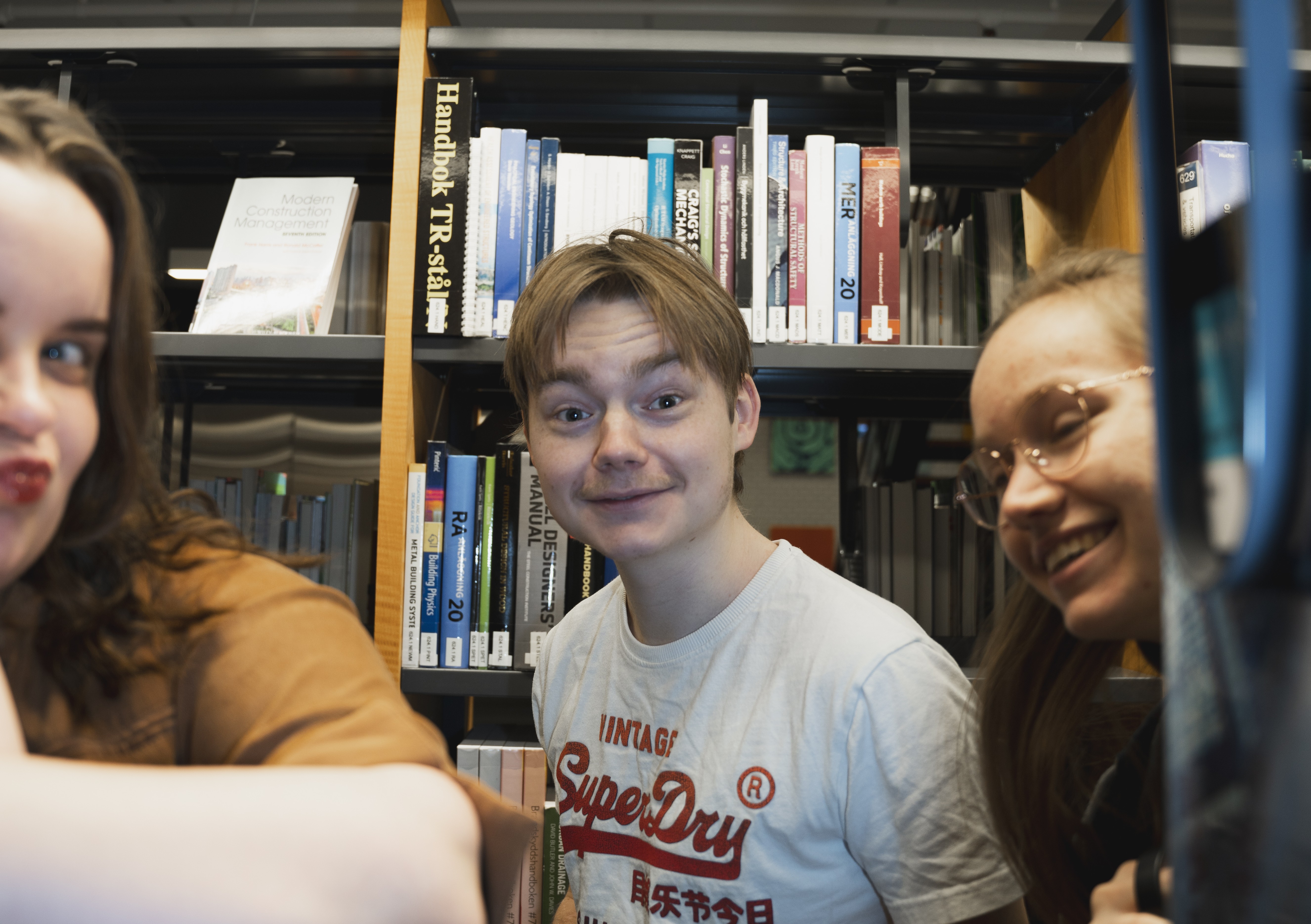 Tre studenter i biblioteket