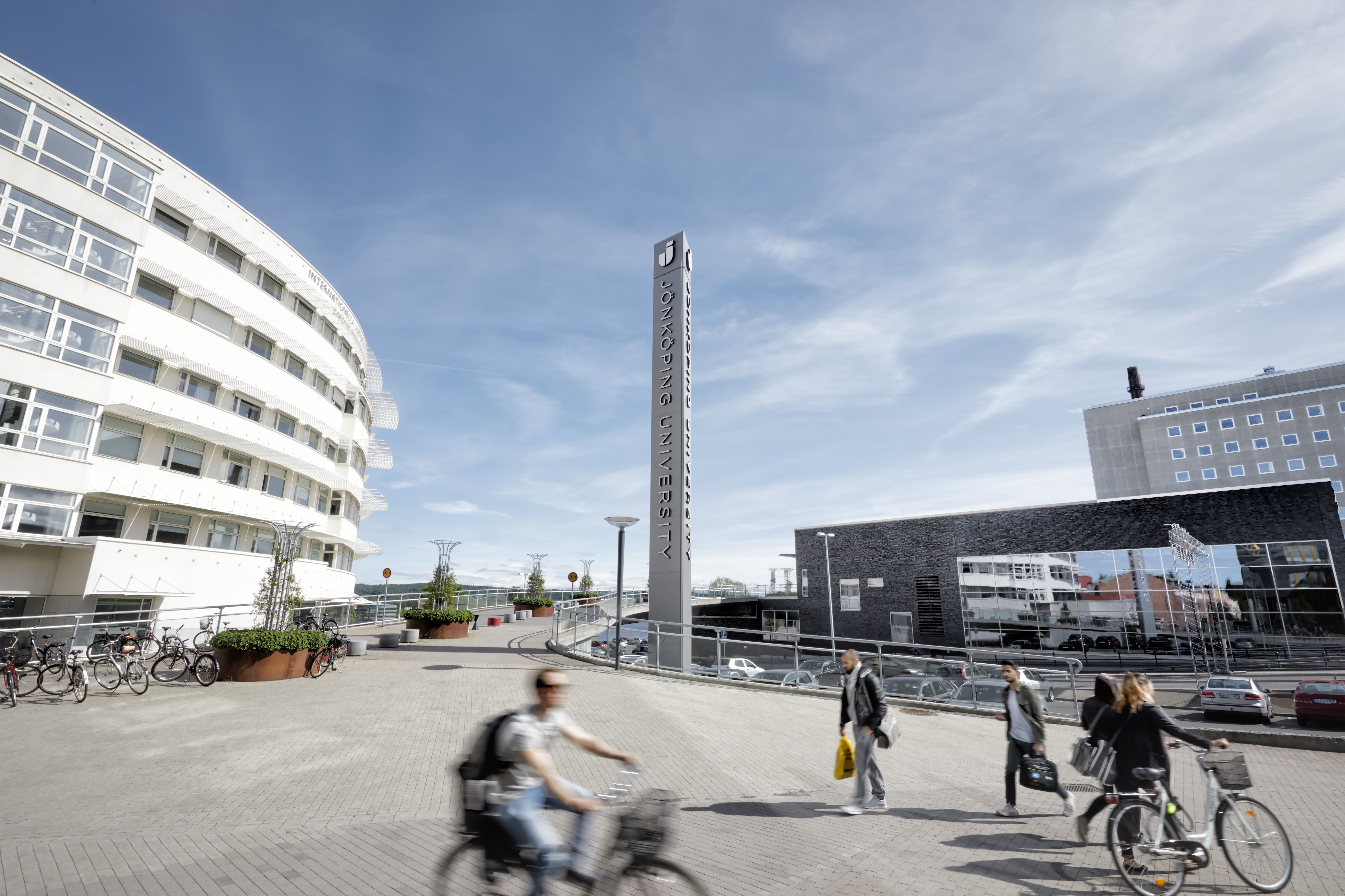 Ett soligt campus på Jönköping University.