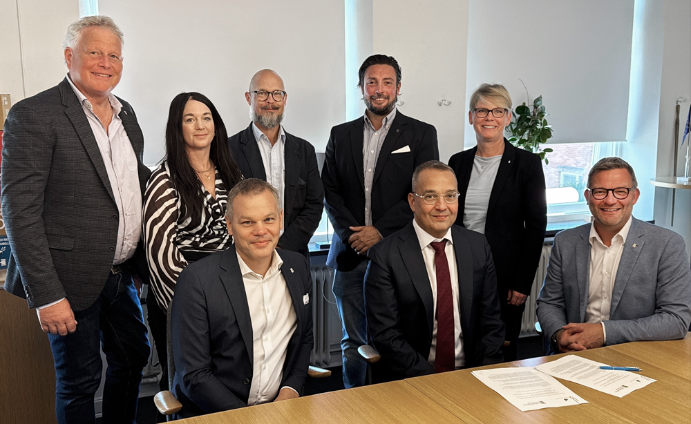 Representanter från JU och Oskarshamns kommun med ett påskrivet avtal