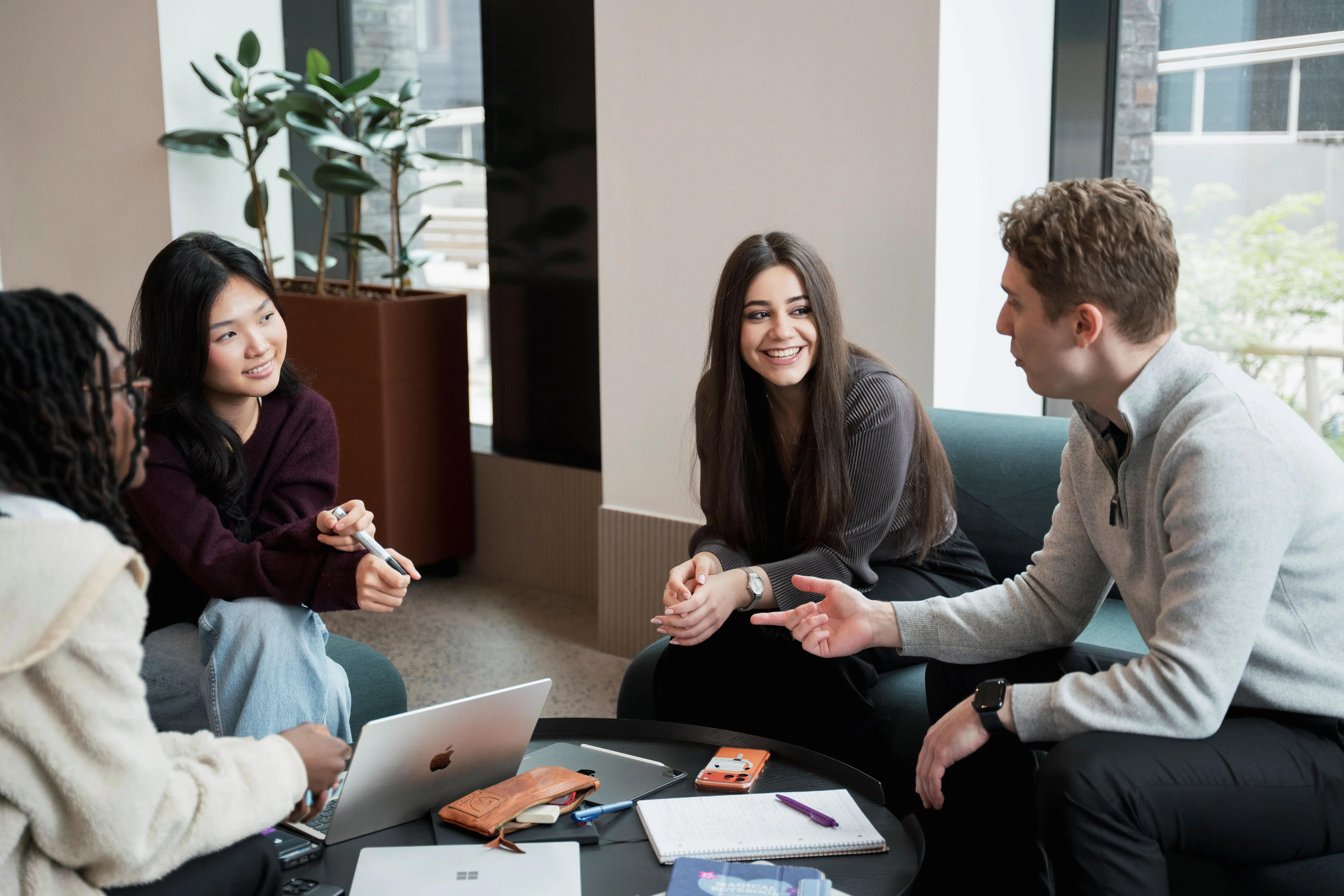 Studenter runt ett bord