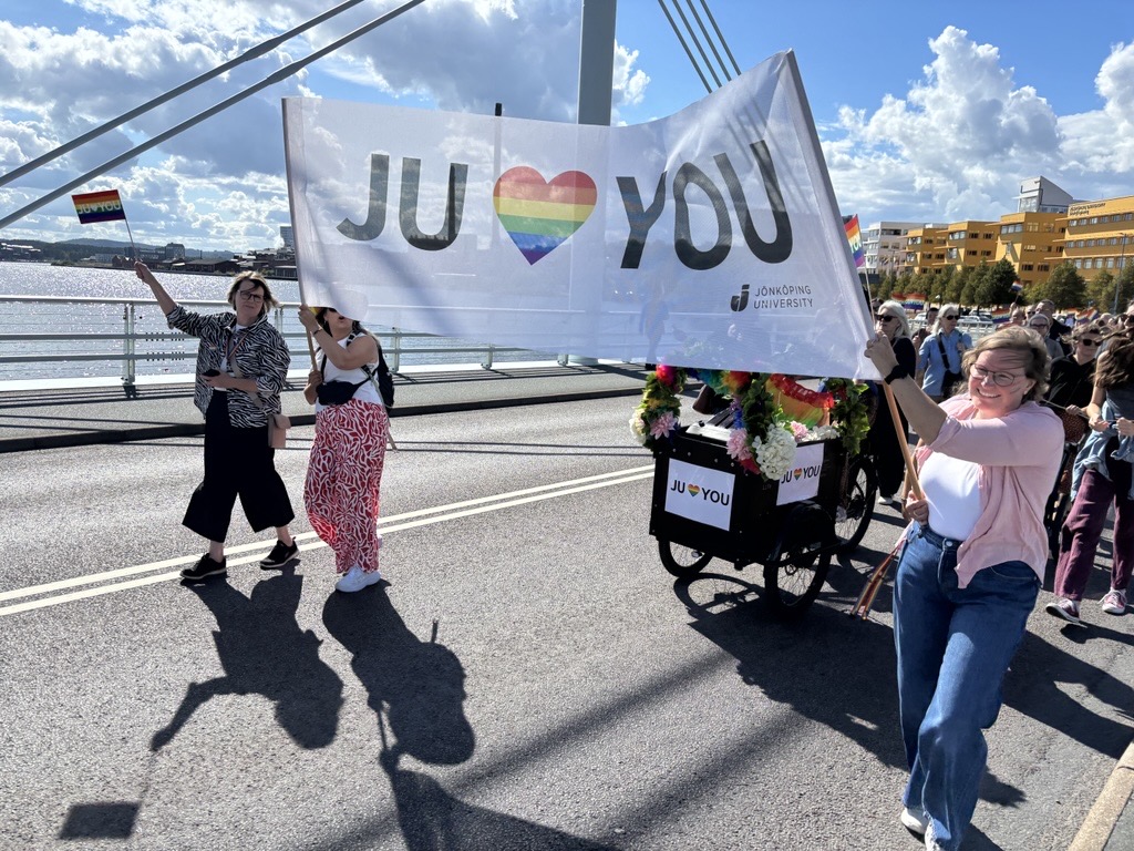 En samling personer går i parad