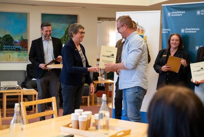 Landshövding Brittis Benzler delade ut utmärkelserna till verksamheter som visat ett starkt engagemang i det förebyggande arbetet mot narkotika. Bland de certifierade fanns Jönköpings Studentkår.