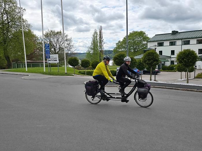 Sofi Fristedt och Oskar Jonsson på tandemcykeln.
