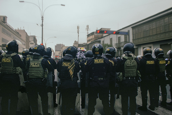 En genrebild på kravallutrustad polis