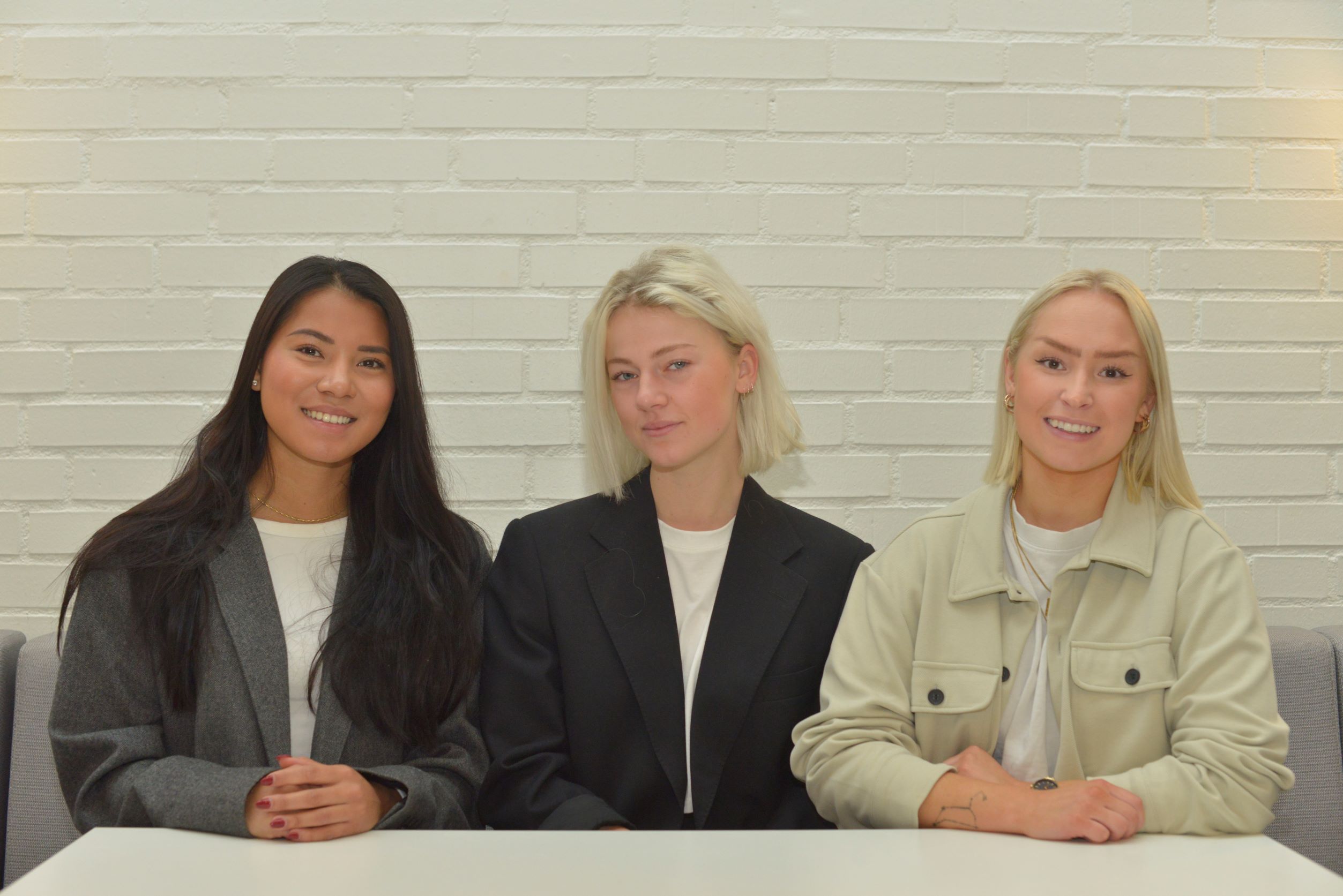 JTH-studenterna Swezin Yu, Frida Larsen och Emma Aasa i soffa på JTH.