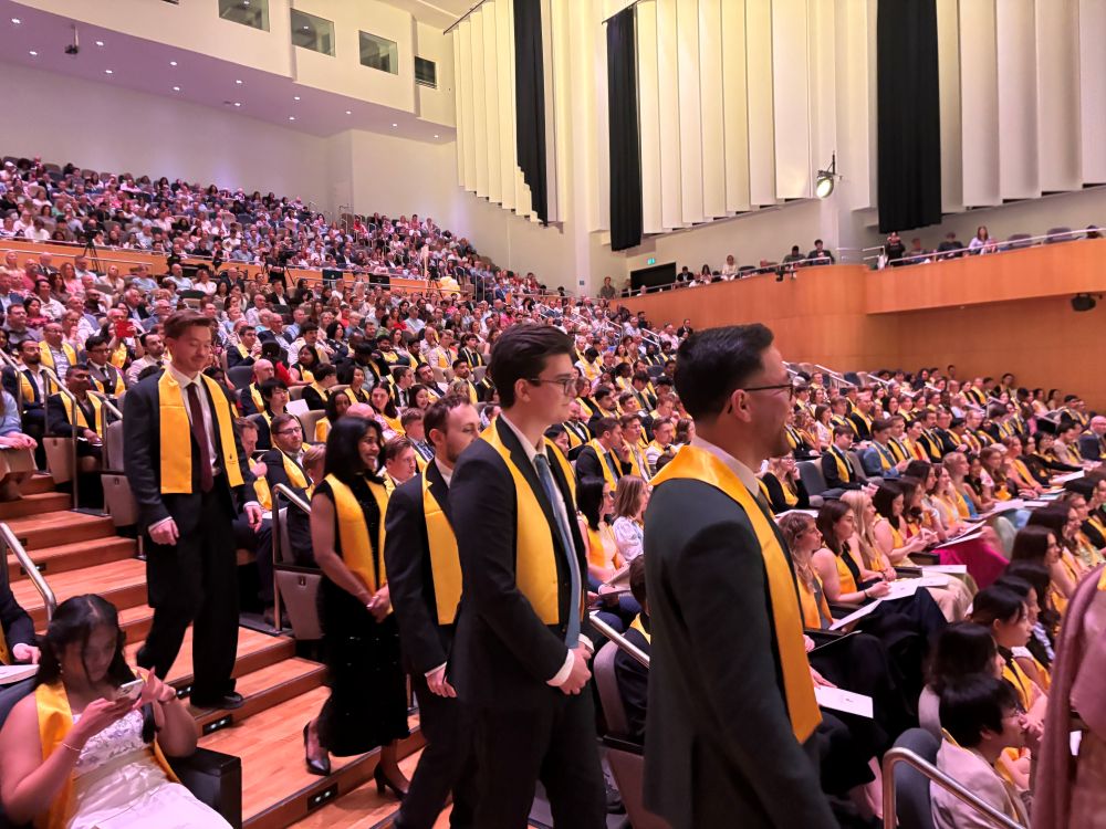 Fullsatt med folk på Elmia för att fira studenterna