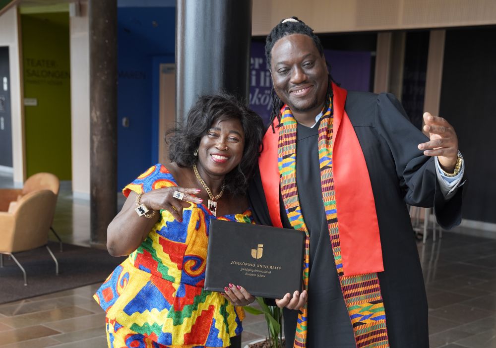 Kwabena Binka med sin mamma