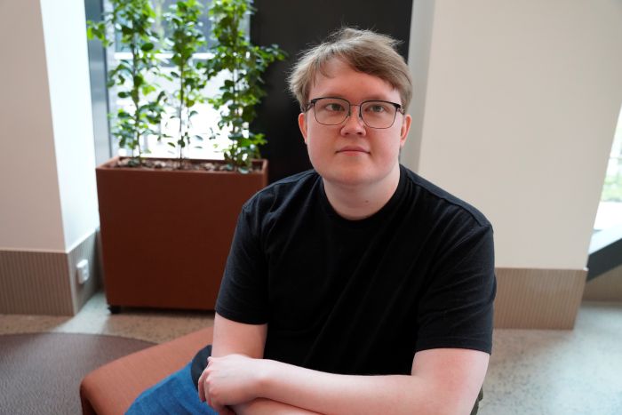 kille tittar in i kameran