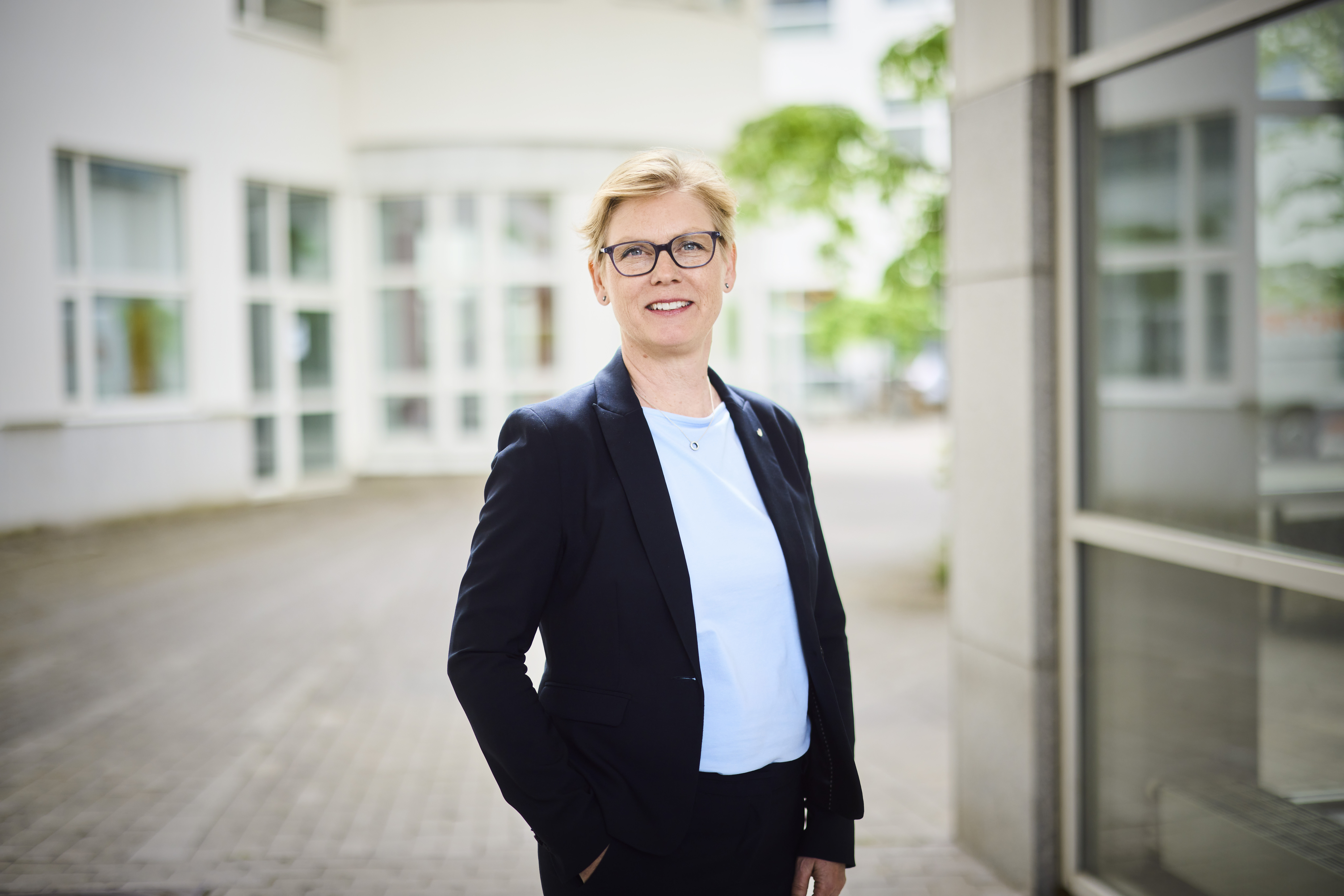 Kvinna som står utomhus