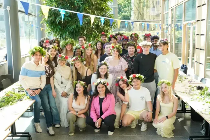 Bild på grupp studenter med midsommarkransar