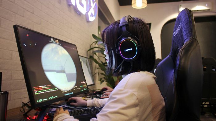 tjej som spelar datorspel