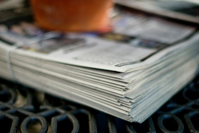 tidningar staplade på varandra