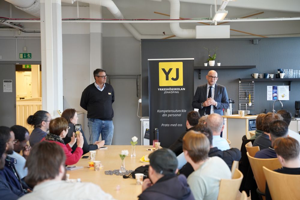 Arbetsmarknadsminister Johan Britz talar inför studerande på Yrkeshögskolan i Jönköping.