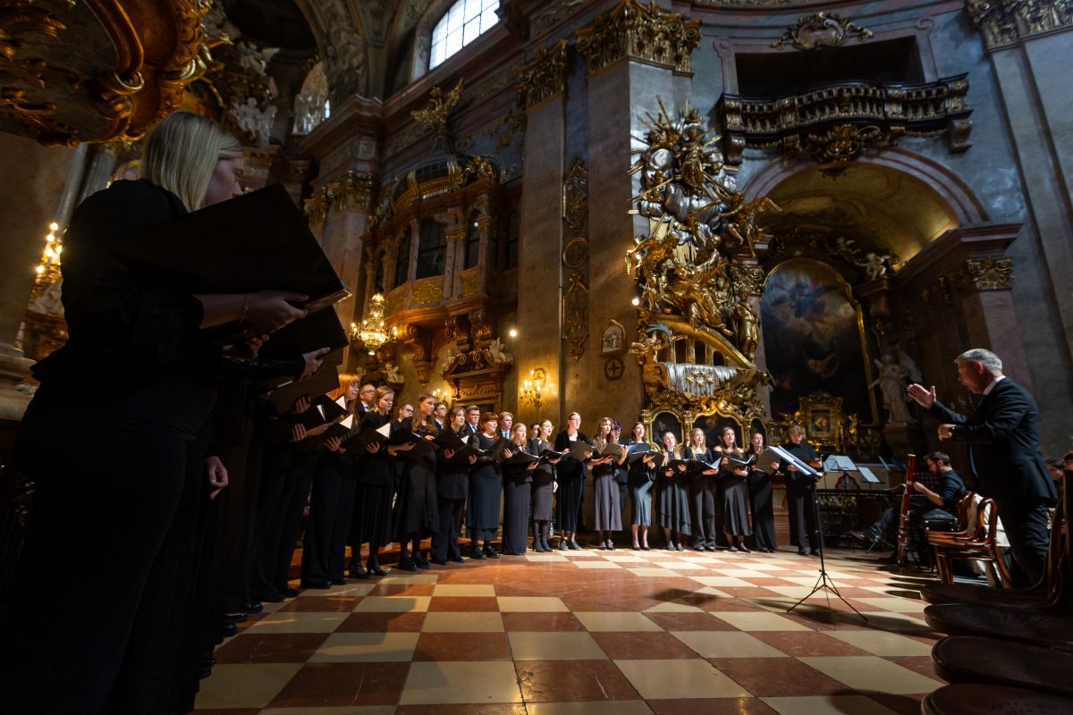 The JUVE Academic Choir performed to a packed Peter’s Church in Vienna.