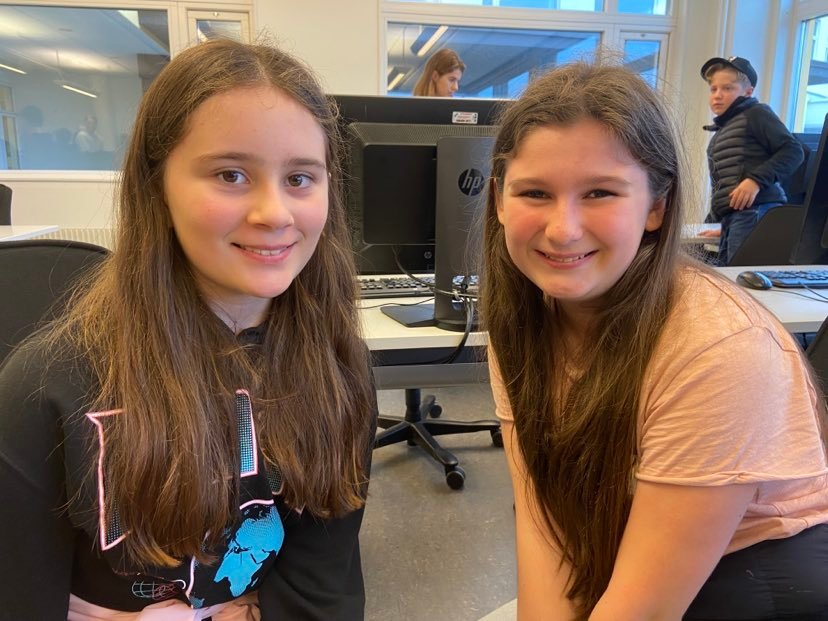 Vera-dagen på Tekniska Högskolan. Tove Lydeen och Robyn Manole från årskurs fem på Torpaskolan.