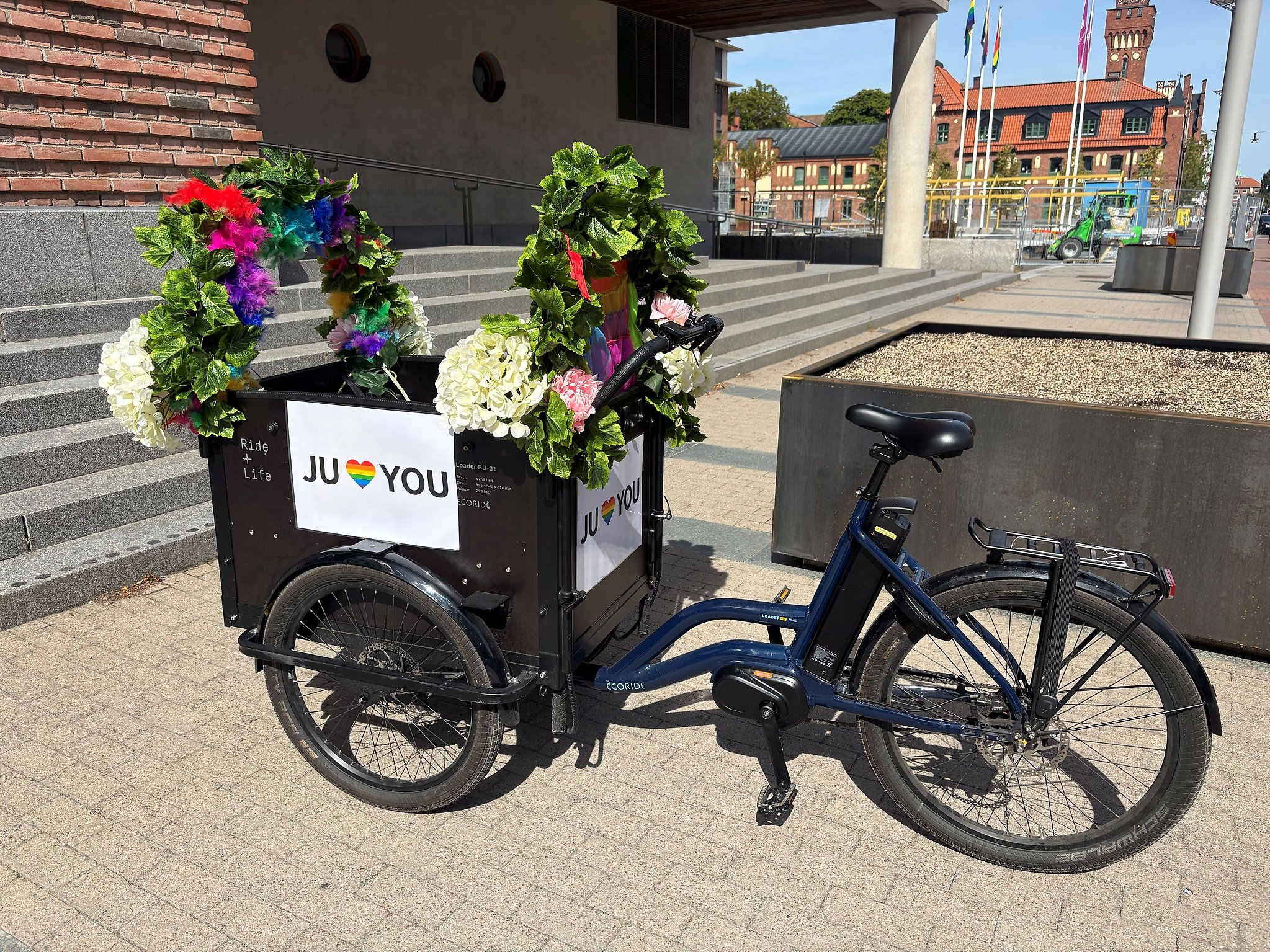 En cykeln med blommor på