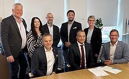 Representanter från JU och Oskarshamns kommun med ett påskrivet avtal