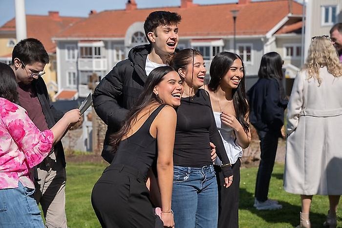 Bild på glada studenter